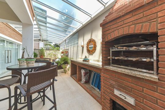 Casa mobiliada para comprar: 4 quartos, quintal, churrasqueira no condomínio, aceita animais. — Área Gourmet