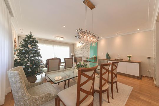 Casa mobiliada para comprar: 4 quartos, quintal, churrasqueira no condomínio, aceita animais. — Sala