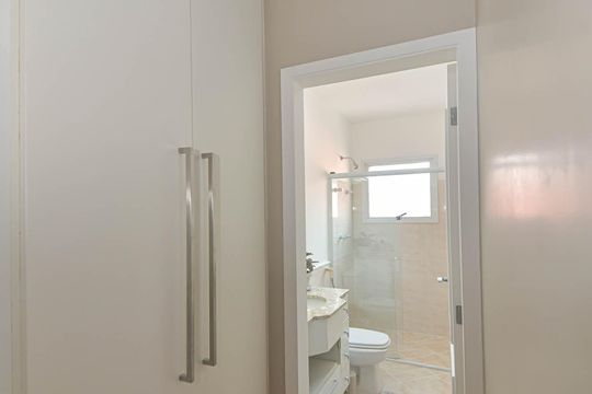 Casa mobiliada para comprar: 4 quartos, quintal, churrasqueira no condomínio, aceita animais. — Banheiro Social