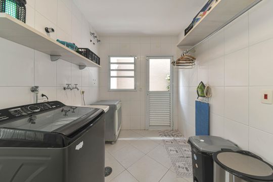 Casa mobiliada para comprar: 4 quartos, quintal, churrasqueira no condomínio, aceita animais. — Área de Serviço