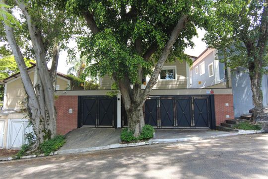 Casa mobiliada para comprar: 4 quartos, quintal, churrasqueira no condomínio, aceita animais. — Fachada