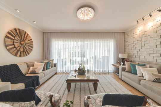 Casa mobiliada para comprar: 4 quartos, quintal, churrasqueira no condomínio, aceita animais. — Sala