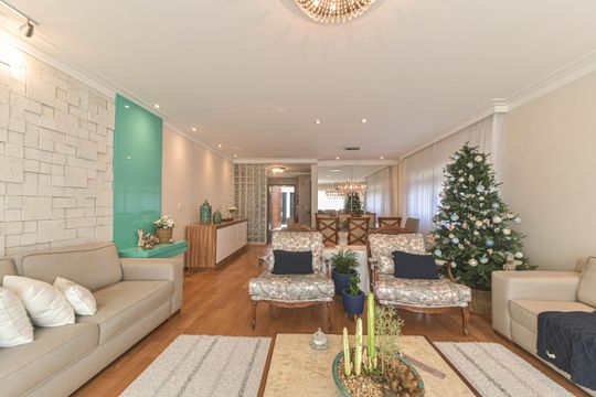 Casa mobiliada para comprar: 4 quartos, quintal, churrasqueira no condomínio, aceita animais. — Sala
