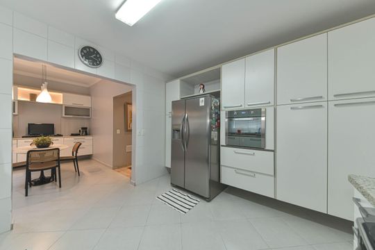 Casa mobiliada para comprar: 4 quartos, quintal, churrasqueira no condomínio, aceita animais. — Cozinha