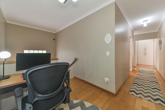 Casa mobiliada para comprar: 4 quartos, quintal, churrasqueira no condomínio, aceita animais. — Corredor - Home Office