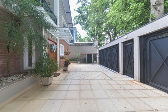 Casa mobiliada para comprar: 4 quartos, quintal, churrasqueira no condomínio, aceita animais. — Garagem