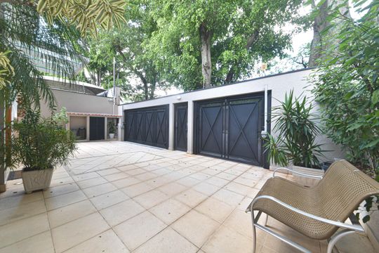 Casa mobiliada para comprar: 4 quartos, quintal, churrasqueira no condomínio, aceita animais. — Garagem