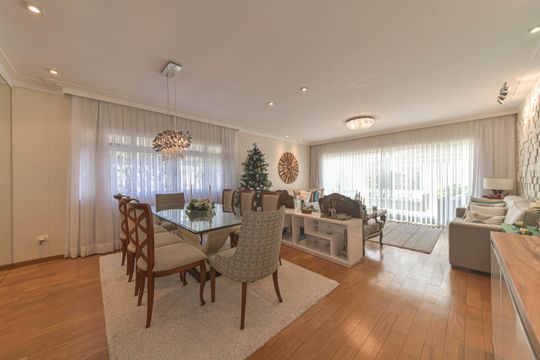 Casa mobiliada para comprar: 4 quartos, quintal, churrasqueira no condomínio, aceita animais. — Sala
