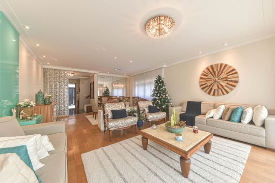 Casa mobiliada para comprar: 4 quartos, quintal, churrasqueira no condomínio, aceita animais. — foto 1