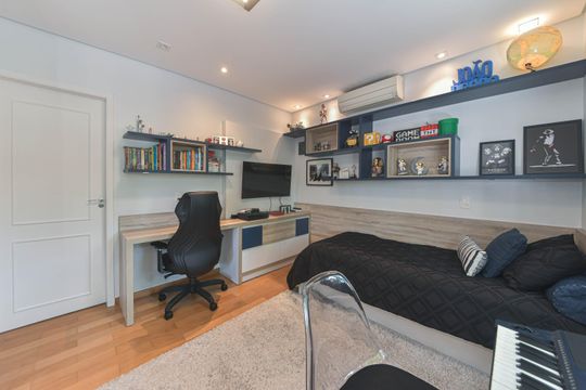 Casa mobiliada para comprar: 4 quartos, quintal, churrasqueira no condomínio, aceita animais. — Suíte 1