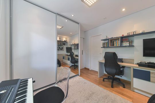 Casa mobiliada para comprar: 4 quartos, quintal, churrasqueira no condomínio, aceita animais. — Suíte 1