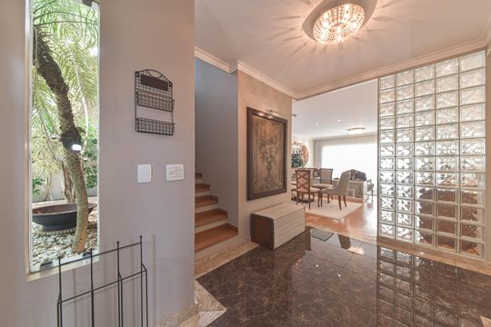 Casa mobiliada para comprar: 4 quartos, quintal, churrasqueira no condomínio, aceita animais. — Sala - Entrada