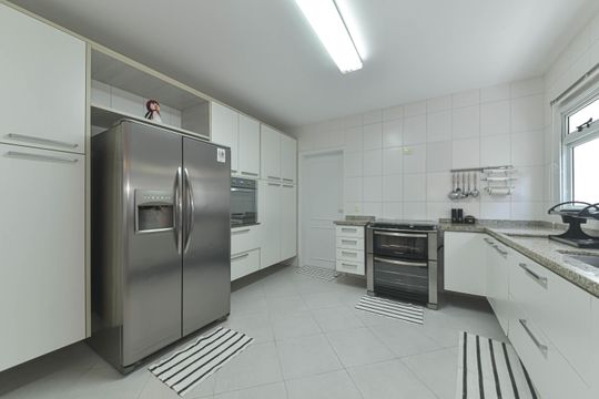 Casa mobiliada para comprar: 4 quartos, quintal, churrasqueira no condomínio, aceita animais. — Cozinha
