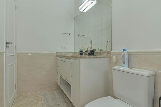 Casa mobiliada para comprar: 4 quartos, quintal, churrasqueira no condomínio, aceita animais. — Banheiro da Suíte 1