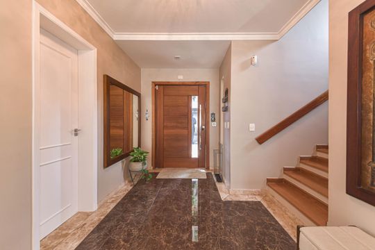 Casa mobiliada para comprar: 4 quartos, quintal, churrasqueira no condomínio, aceita animais. — Sala - Entrada