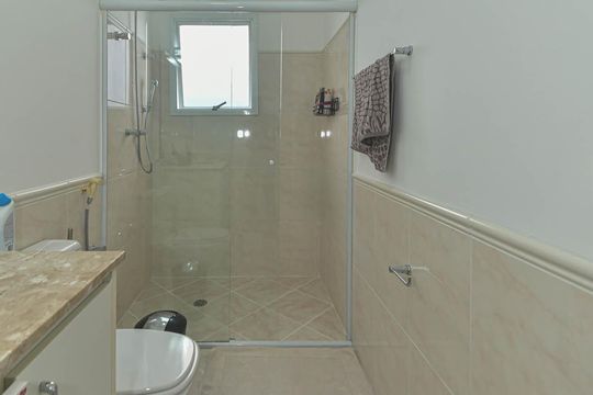 Casa mobiliada para comprar: 4 quartos, quintal, churrasqueira no condomínio, aceita animais. — Banheiro da Suíte 1