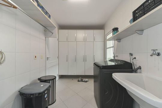 Casa mobiliada para comprar: 4 quartos, quintal, churrasqueira no condomínio, aceita animais. — Área de Serviço