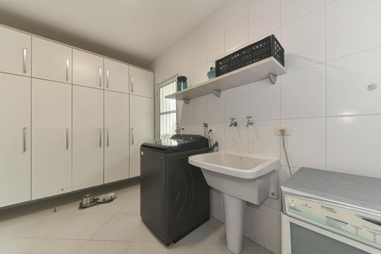Casa mobiliada para comprar: 4 quartos, quintal, churrasqueira no condomínio, aceita animais. — Área de Serviço