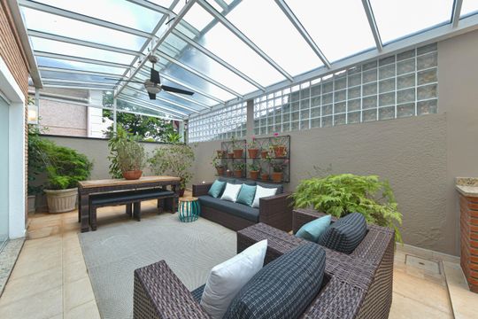 Casa mobiliada para comprar: 4 quartos, quintal, churrasqueira no condomínio, aceita animais. — Área Gourmet