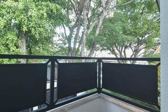 Casa mobiliada para comprar: 4 quartos, quintal, churrasqueira no condomínio, aceita animais. — Sacada