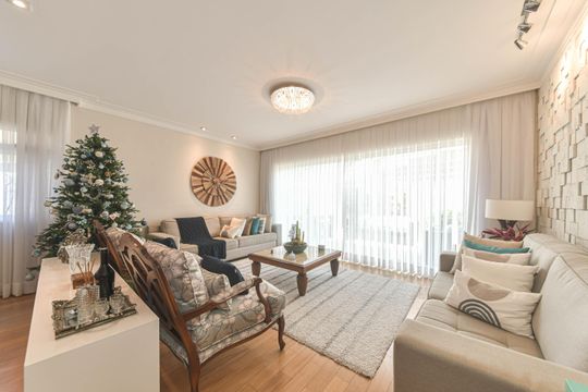 Casa mobiliada para comprar: 4 quartos, quintal, churrasqueira no condomínio, aceita animais. — Sala
