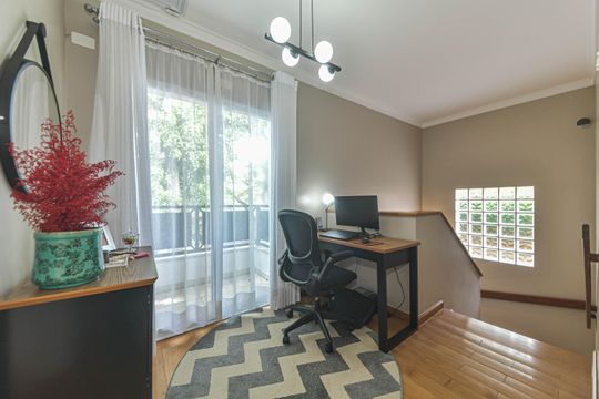 Casa mobiliada para comprar: 4 quartos, quintal, churrasqueira no condomínio, aceita animais. — Corredor - Home Office