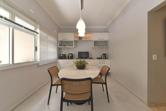 Casa mobiliada para comprar: 4 quartos, quintal, churrasqueira no condomínio, aceita animais. — Copa
