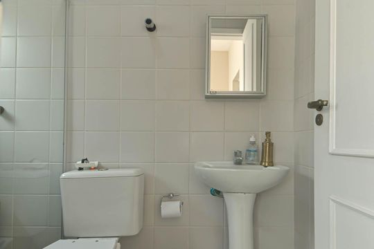 Casa mobiliada para comprar: 4 quartos, quintal, churrasqueira no condomínio, aceita animais. — Banheiro de serviço