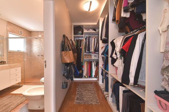 Casa mobiliada para comprar: 4 quartos, quintal, churrasqueira no condomínio, aceita animais. — Suíte 2 - Closet