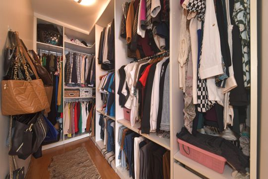 Casa mobiliada para comprar: 4 quartos, quintal, churrasqueira no condomínio, aceita animais. — Suíte 2 - Closet