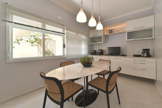 Casa mobiliada para comprar: 4 quartos, quintal, churrasqueira no condomínio, aceita animais. — Copa