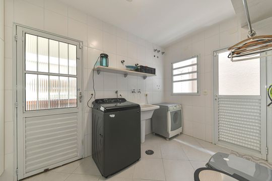 Casa mobiliada para comprar: 4 quartos, quintal, churrasqueira no condomínio, aceita animais. — Área de Serviço