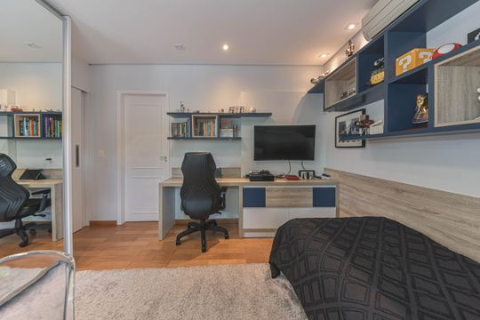 Casa mobiliada para comprar: 4 quartos, quintal, churrasqueira no condomínio, aceita animais. — Suíte 1