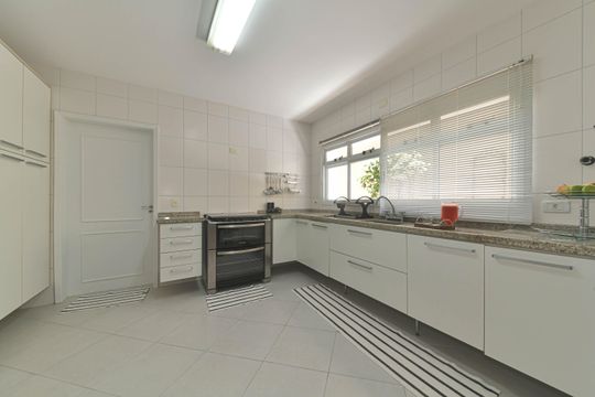 Casa mobiliada para comprar: 4 quartos, quintal, churrasqueira no condomínio, aceita animais. — Cozinha