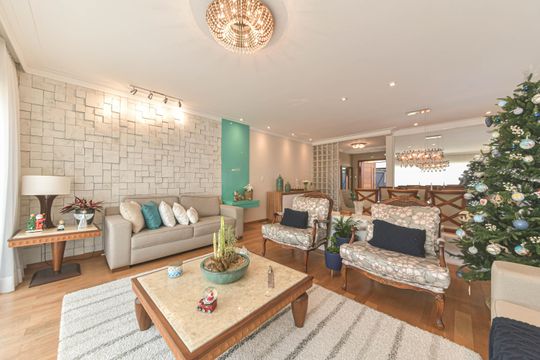 Casa mobiliada para comprar: 4 quartos, quintal, churrasqueira no condomínio, aceita animais. — Sala