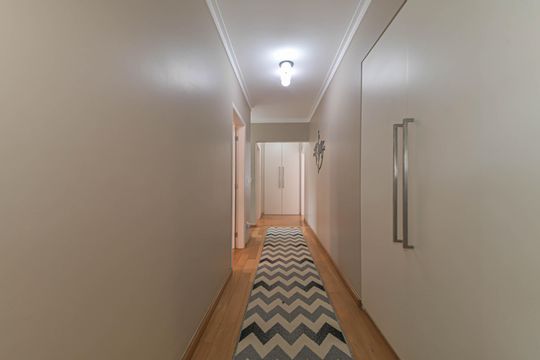 Casa mobiliada para comprar: 4 quartos, quintal, churrasqueira no condomínio, aceita animais. — Corredor - Home Office