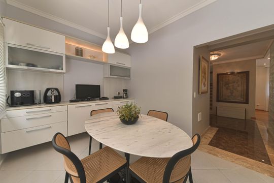 Casa mobiliada para comprar: 4 quartos, quintal, churrasqueira no condomínio, aceita animais. — Copa