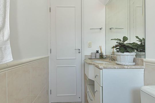 Casa mobiliada para comprar: 4 quartos, quintal, churrasqueira no condomínio, aceita animais. — Banheiro Social