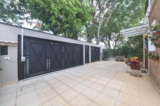 Casa mobiliada para comprar: 4 quartos, quintal, churrasqueira no condomínio, aceita animais. — Garagem