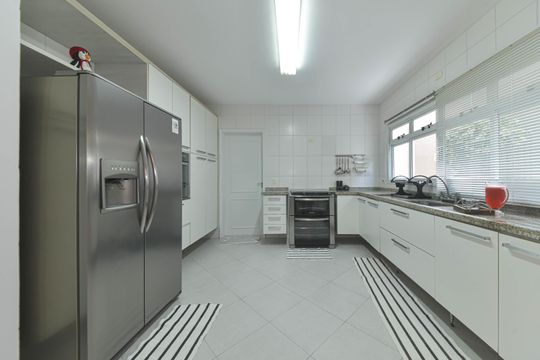 Casa mobiliada para comprar: 4 quartos, quintal, churrasqueira no condomínio, aceita animais. — Cozinha