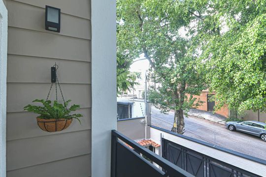 Casa mobiliada para comprar: 4 quartos, quintal, churrasqueira no condomínio, aceita animais. — Sacada
