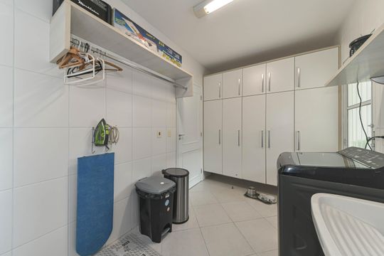 Casa mobiliada para comprar: 4 quartos, quintal, churrasqueira no condomínio, aceita animais. — Área de Serviço