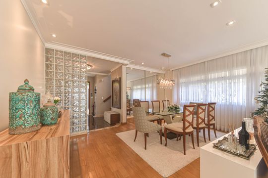Casa mobiliada para comprar: 4 quartos, quintal, churrasqueira no condomínio, aceita animais. — Sala