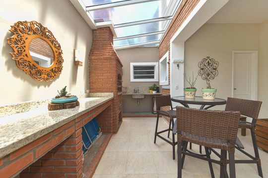 Casa mobiliada para comprar: 4 quartos, quintal, churrasqueira no condomínio, aceita animais. — Área Gourmet