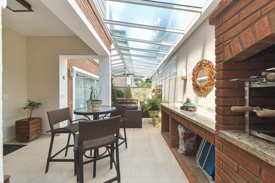 Casa mobiliada para comprar: 4 quartos, quintal, churrasqueira no condomínio, aceita animais. — Área Gourmet