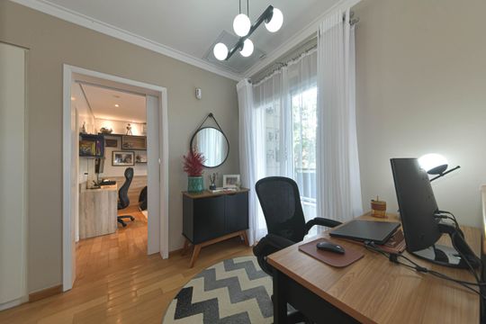 Casa mobiliada para comprar: 4 quartos, quintal, churrasqueira no condomínio, aceita animais. — Corredor - Home Office