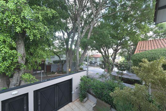 Casa mobiliada para comprar: 4 quartos, quintal, churrasqueira no condomínio, aceita animais. — Sacada - Vista