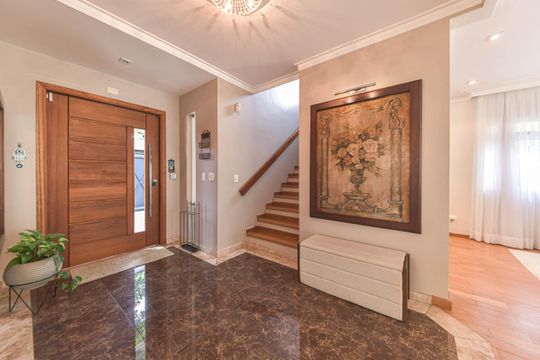 Casa mobiliada para comprar: 4 quartos, quintal, churrasqueira no condomínio, aceita animais. — Sala - Entrada