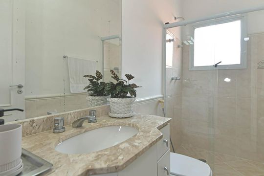 Casa mobiliada para comprar: 4 quartos, quintal, churrasqueira no condomínio, aceita animais. — Banheiro Social