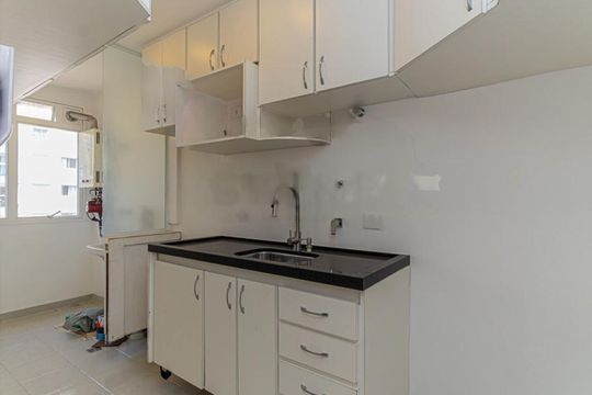 Apartamento mobiliado com varanda e 2 suítes. Academia no condomínio. Ideal para comprar. — foto 24